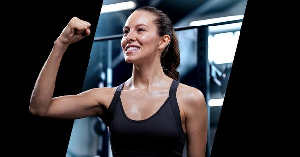 Fitnessstudiomitglied mit erhobener Siegerfaust
