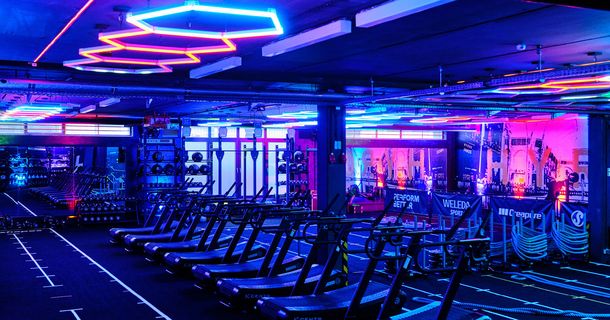 Neuer Hyrox Hotspot in Saarbrücken mit Neonlichtern