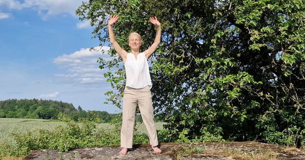 Frau macht in der Natur Qi Gong 