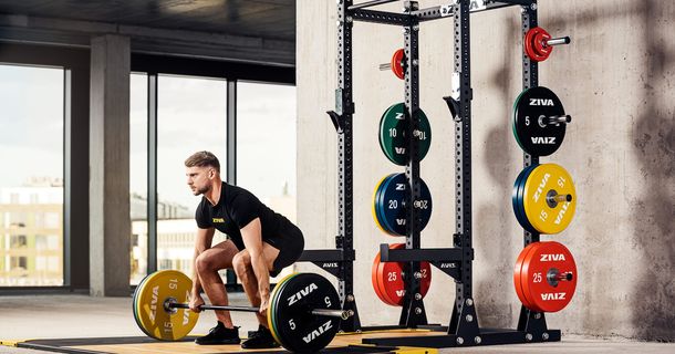 Mann macht Deadlift mit einer Langhantel vom Fitnessgerätehersteller ZIVA