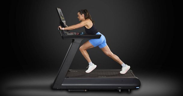 Precor® führt mit dem Breakaway™ Laufband ein kommerzielles Lamellenlaufbandmodell, das mit seinem reaktionsfreudigen Lamellenband, dem schlittenähnlichen Push-Modus und dem wartungsfreundlichen Design so konzipiert ist, dass den Mitgliedern ein ausgeprägtes, komfortables und kraftvolles Gefühl unter den Füßen vermitteln soll.