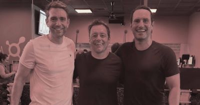 Ein Workout, Dehnen und eine Gruppe von Geschäftsleuten im Büro, die gemeinsam für ihre Gesundheit oder Mobilität trainieren. Fitness, Wellness und Coaching für ein Mitarbeiterteam am Arbeitsplatz zum Aufwärmen.