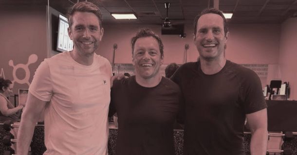 Ein Workout, Dehnen und eine Gruppe von Geschäftsleuten im Büro, die gemeinsam für ihre Gesundheit oder Mobilität trainieren. Fitness, Wellness und Coaching für ein Mitarbeiterteam am Arbeitsplatz zum Aufwärmen.