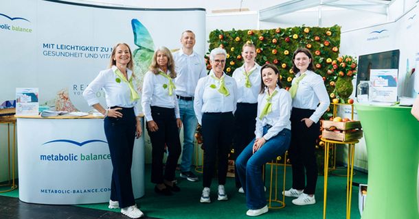 Vertreter von Metabolic Balance vor dem Messestand auf der therapie Leipzig