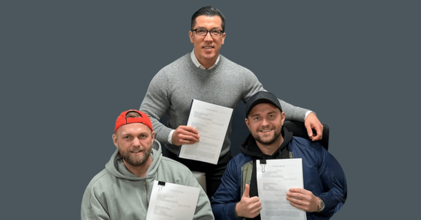 Am neuen Standort von VIVA Fitness halten 3 Herren Dokumente in der Hand.