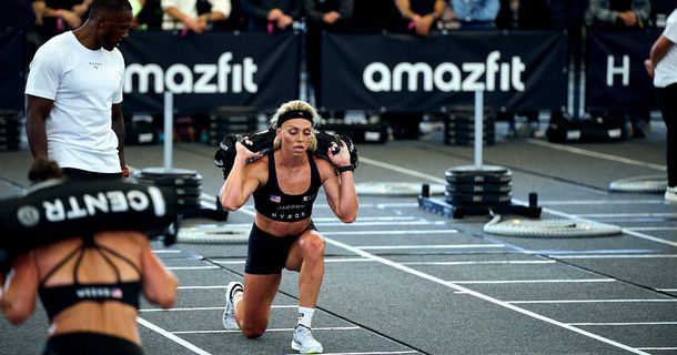 Sportlerin macht Lunges auf HYROX Wettbewwrb