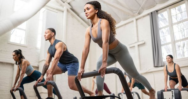 Ein Pilates-Kurs bei dem der Reformer zum Einsatz kommt
