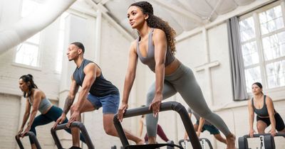 Ein Pilates-Kurs bei dem der Reformer zum Einsatz kommt