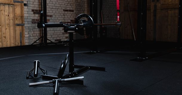 Das Hantelsystem steht in einem Fitnessstudio