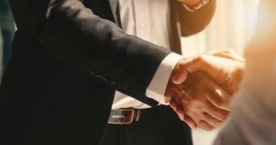 Handschlag von Männer in Businesskleidung 