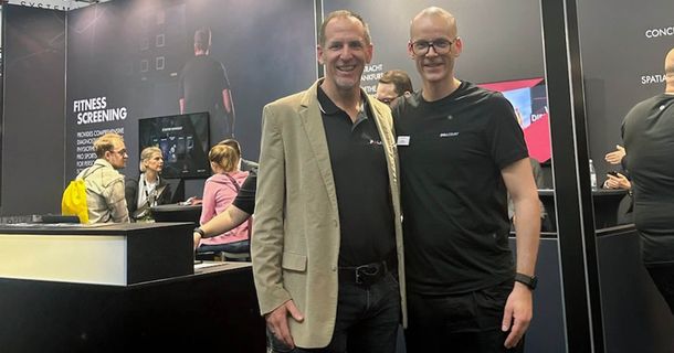 Marcel Grünewald und Michael Banderenko besiegeln die Partnerschaft von Skillcourt und Polar