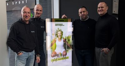 Michael Mäder und Jens Tappe von EASYFITNESS sowie Mario Burmeister und Marvin Engelmartin von Simplix Solutions besiegeln ihre Partnerschaft