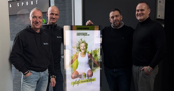 Michael Mäder und Jens Tappe von EASYFITNESS sowie Mario Burmeister und Marvin Engelmartin von Simplix Solutions besiegeln ihre Partnerschaft