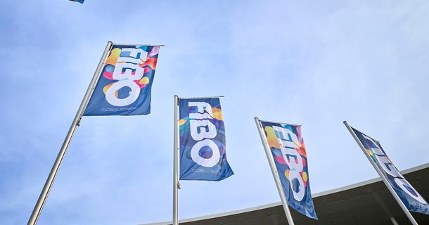 Flaggen der FIBO vor blauem Himmel mit dünnen Wolken