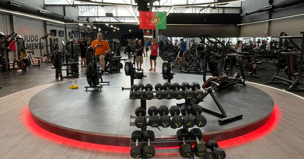 In der Mitte der Fitnessstudiokette CR7 Fitness by Crunch ist ein beleuchteter Podest mit Traningsgeräten.