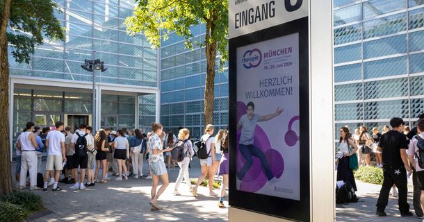 Zur Premiere am neuen Standort im MOC München präsentierten 208 Aussteller auf der therapie MÜNCHEN ihre Innovationen. An beiden Veranstaltungstagen nutzten 4200 Fachbesucher die therapie MÜNCHEN, um Wissen und Inspiration zu erhalten und neue Konzepte für die eigene Praxis zu finden.