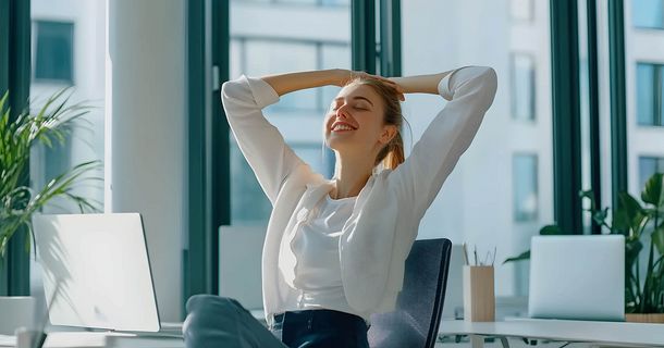 Frau im Büro macht Achtsamkeitsübungen