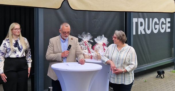 Thomas Trugge in der Mitte, links seine Tochter, rechts seine Frau 