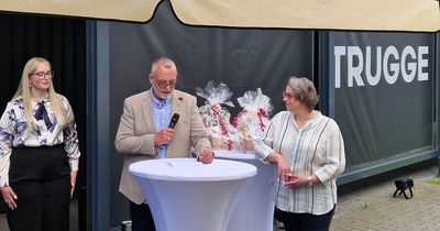 Thomas Trugge in der Mitte, links seine Tochter, rechts seine Frau 