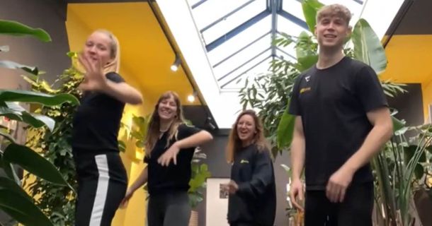 Screenshot des Gewinnervideos. Mitarbeiter des Fitness Gym Freiburg führen Tanz auf