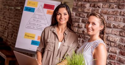 Zwei junge Frauen vor einer Flipchart