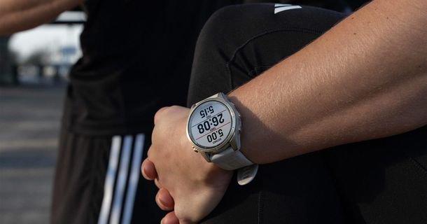 Damenarm mit Myzone-Uhr