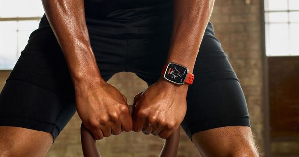 Sportler mit Kettlebell und Amazfit Active 2 Square