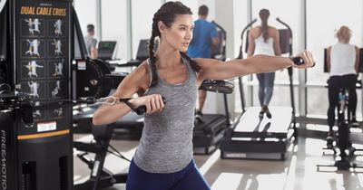 Frau trainiert im Gym an GENESIS-Serie für funktionelles Krafttraining 