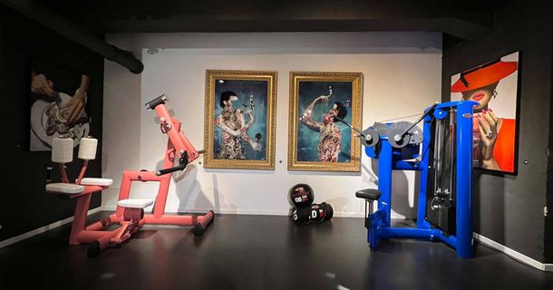 Mit einer Ausstellungsfläche von über 900 m² präsentiert das Event die neuesten Geräte aus dem Hause gym80, kombiniert mit inspirierender Pop-Art-Kunst, die Sport und Kreativität auf außergewöhnliche Weise verbindet