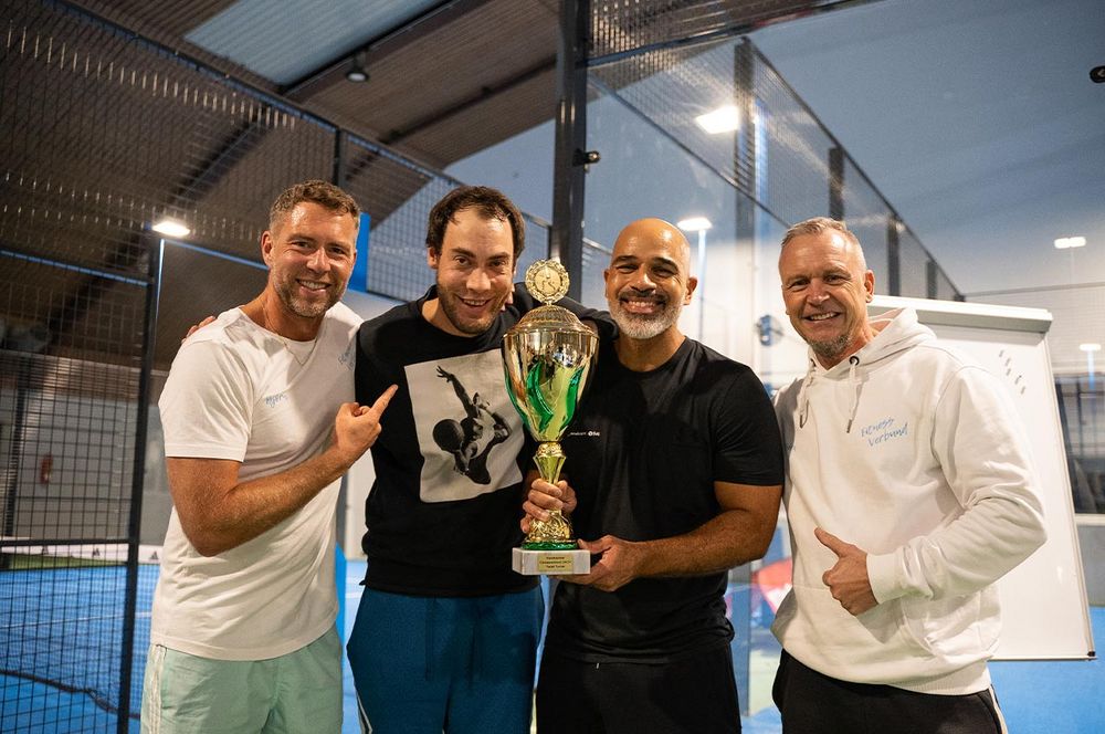 Padelevent Hilden Sieger mit Pokal