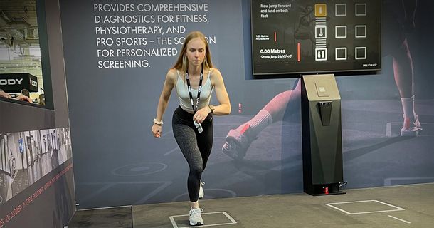 Sportlerin trainiert auf dem SKILLCOURT®