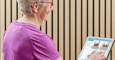 Seniorin bedient das HUR Touch-Display