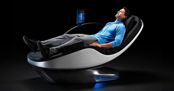 Mann liegt in der Wassermassage-Liege Hydromassage