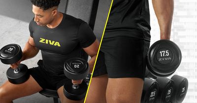Fitnessstudiomitglied trainiert mit Hanteln von ZIVA