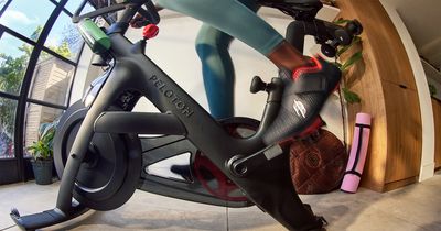 Zusammenarbeit bringt Peloton Bike, Bike+ und Tread in 35 Sport-Tiedje-Filialen. Die Partnerschaft eröffnet Peloton eine neue Möglichkeit, das eigene Angebot einem breiten Publikum in Deutschland näherzubringen.