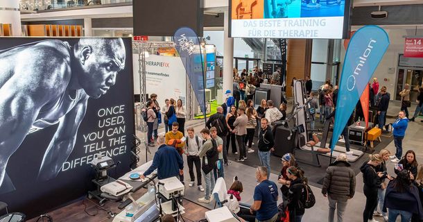 Die therapie MÜNCHEN geht ihren nächsten Entwicklungsschritt und startet am 19. und 20. Juni 2026 erstmals im MOC München in ihre dritte Ausgabe. Mit 208 Ausstellern verzeichnet die Veranstaltung ein Wachstum von 30 Prozent gegenüber der Vorveranstaltung 2024. Für das therapeutische Fachpublikum verbindet sie konkrete Anregungen für die tägliche Arbeit mit zertifizierter Fortbildung und fachlichem Austausch. Im Mittelpunkt stehen aktuelle Themen aus Therapie, Rehabilitation und Rehasport.