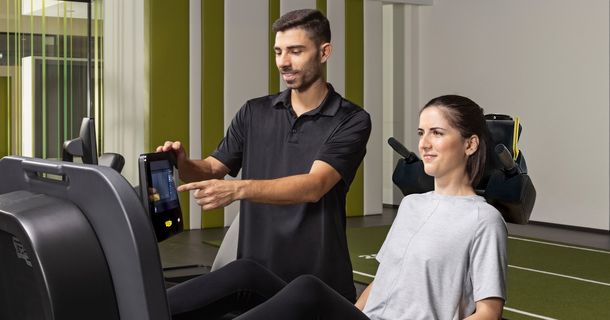 Training an einem Gerät von Technogym