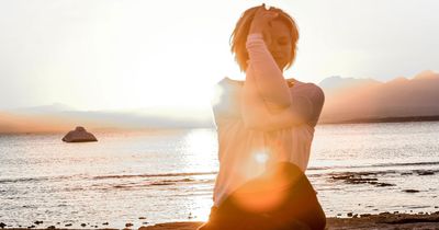 Beim Tagesretreat HERZMAGNET vereint Karo Wagner am 11. November in Schwetzingen Yoga, Mindset Coaching und praktische Embodiment-Tools.