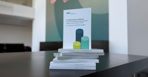 Ein Stapel mit Büchern der das Statistische Jahrbuch zur gesundheitsfachberuflichen Lage in Deutschland 2026, herausgegeben von der opta data Zukunftsstiftung