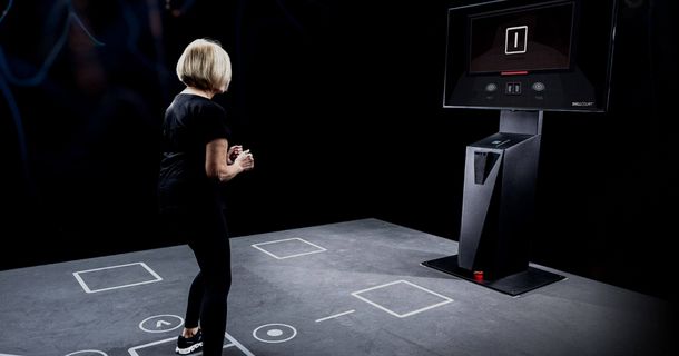 Frau trainiert auf SKILLCOURT©