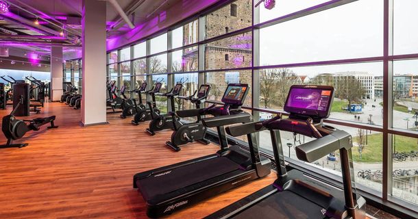 Cardiobereich eines Sports Club-Fitnessstudios mit Ausblick 