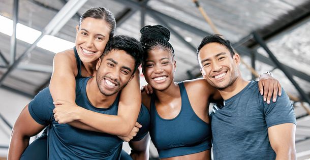 Eine Gruppe lächelnder Fitnessstudiomitglieder