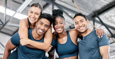 Eine Gruppe lächelnder Fitnessstudiomitglieder