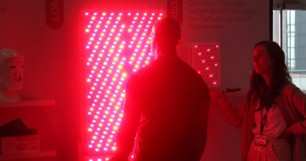 Test der Rotlichttherapie auf der FIBO