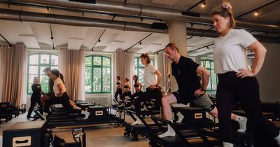 Die Modern Reformer-Kurse von YTTP zeichnen sich durch eine hohe Teilnehmerzahl von bis zu 36 Trainierenden aus. Entdeckt hat Gründerin Maria Graffelder dieses Format vor vielen Jahren in London und bereits erfolgreich in Köln etabliert.