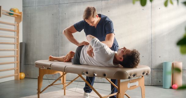 Physiotherapiebehandlung auf einer Liege
