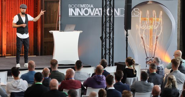 Moderator Tobias Conrad begrüßt die Besucher der BODYMEDIA Innovation Days