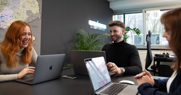 Philipp John mit seinen Kolleginnen beim Arbeiten