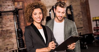 Mann und Frau in Business-Kleindung und mit Tablet