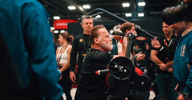 Arnold Schwarzenegger testet Panatta-Geräte beim Arnold Sports Festival